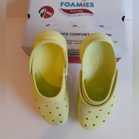 NEW! Women's Skechers Foamies Arch Fit "Lime" - Picture 3 of 4